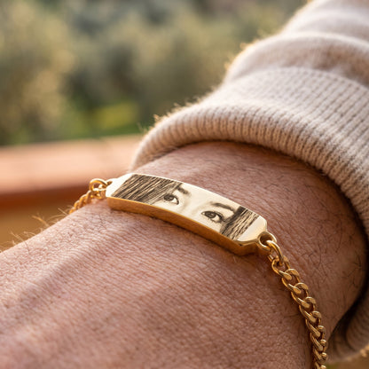 Pulsera de ojos dorada puesta en la muñeca