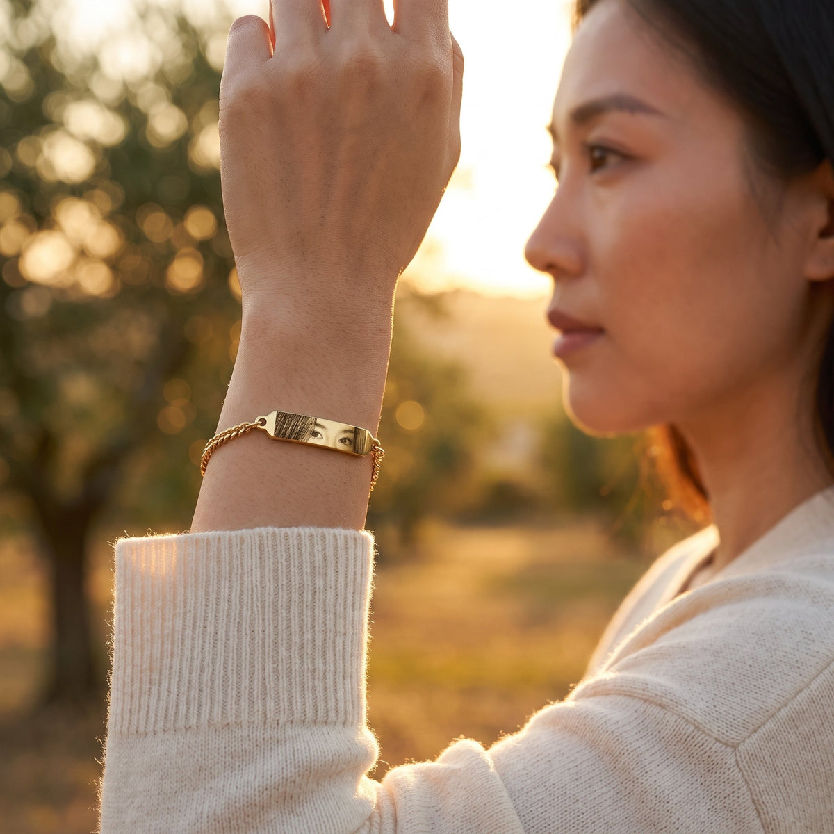 Mujer con la pulsera de ojos dorada con grabado de foto