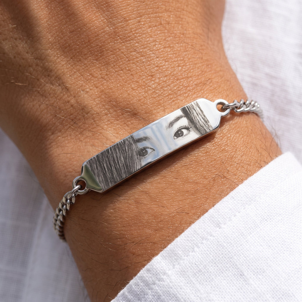 Pulsera de ojos plateada puesta en la muñeca