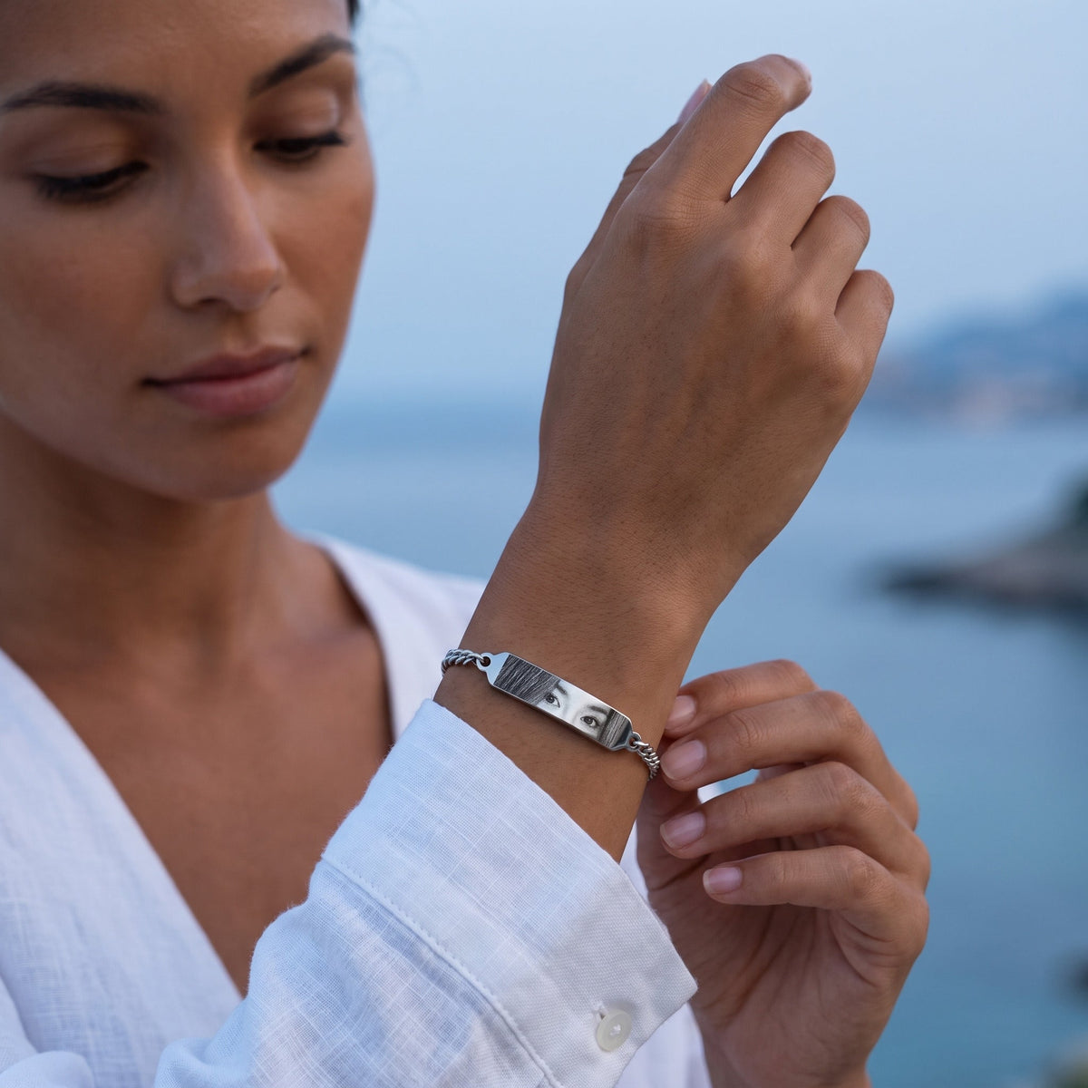 Mujer con la pulsera de ojos plateada con grabado de foto
