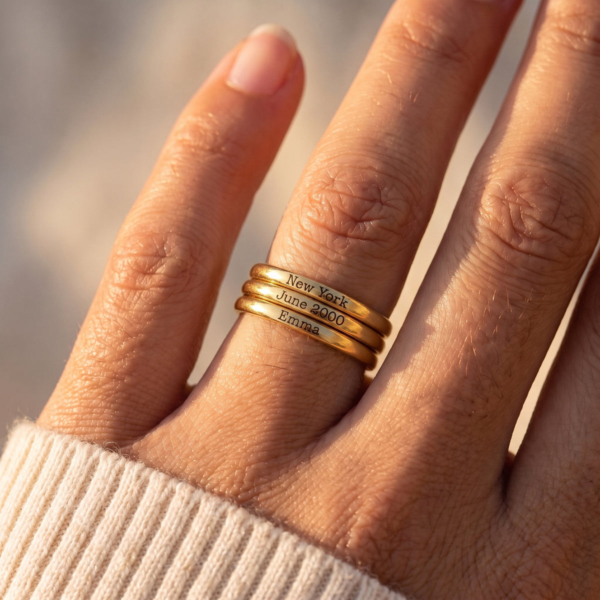 Anillo fino apilable con nombre – oro – puesto