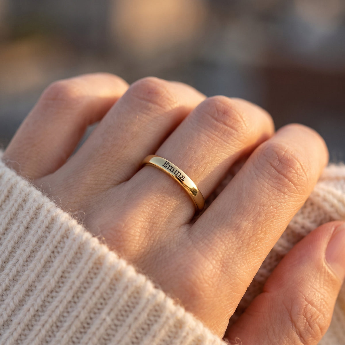 Anillo fino apilable con nombre – oro – puesto, primer plano