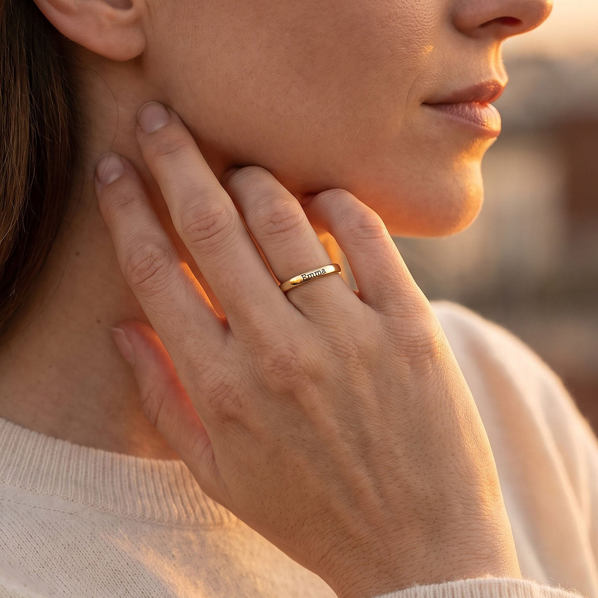 Anillo fino apilable con nombre – oro – puesto