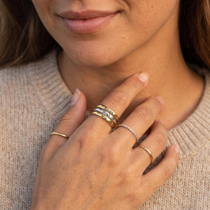 Anillo fino apilable con nombre – oro y plata – combinado con otros anillos, puesto