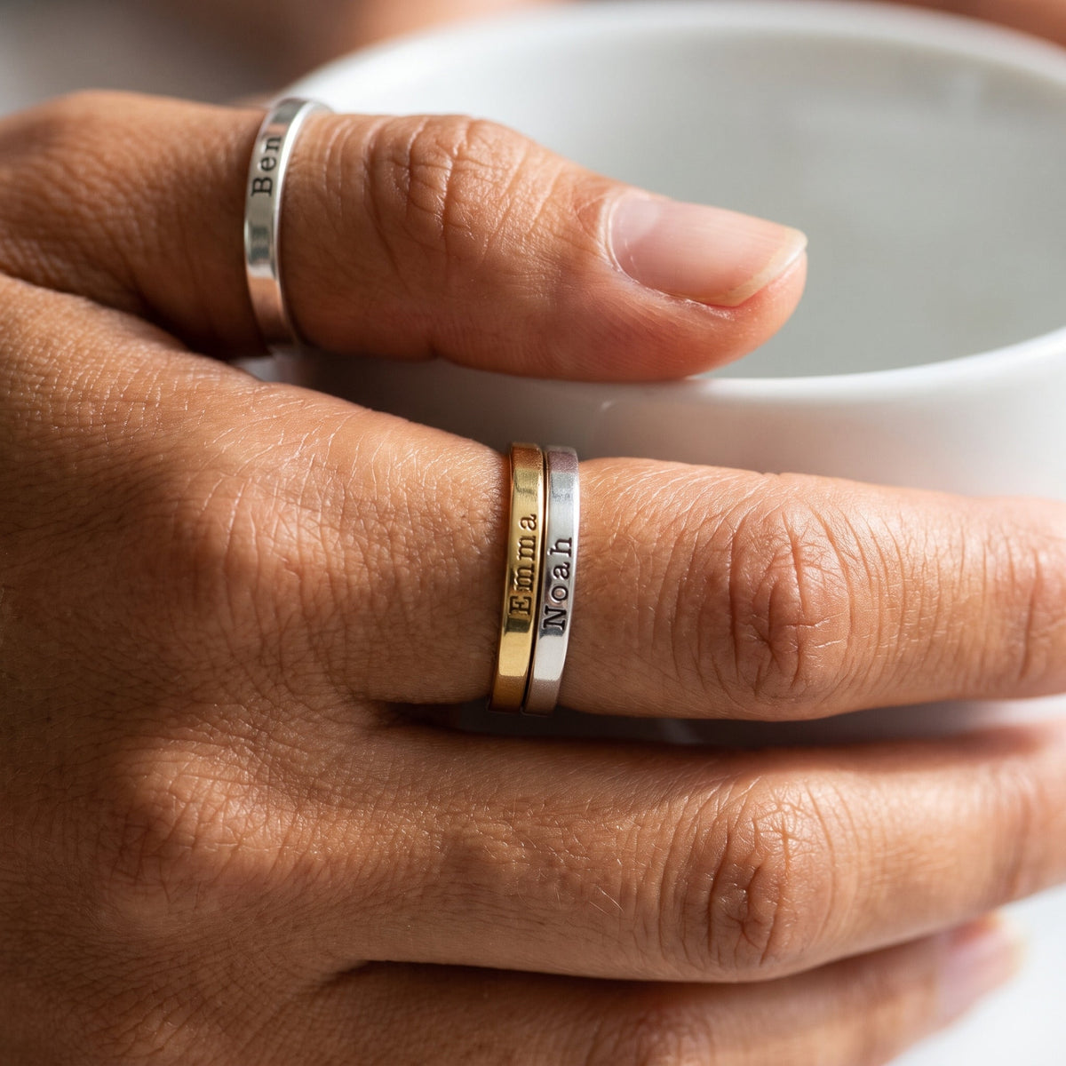 Anillo fino apilable con nombre – oro y plata – apilados, puestos, primer plano