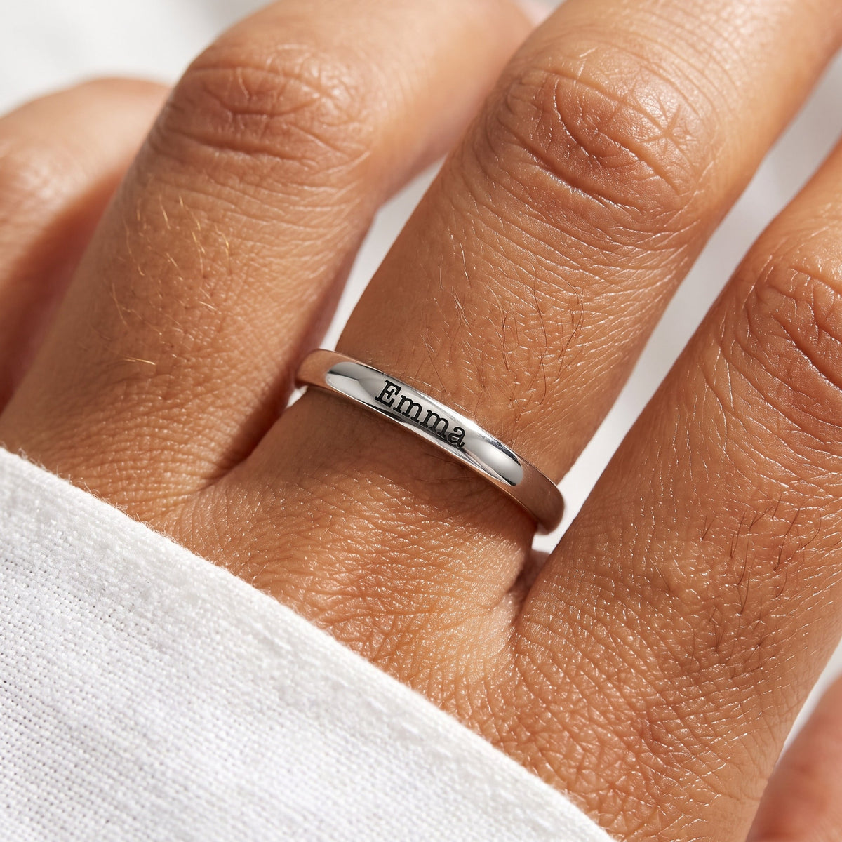 Anillo fino apilable con nombre – plata – puesto, primer plano