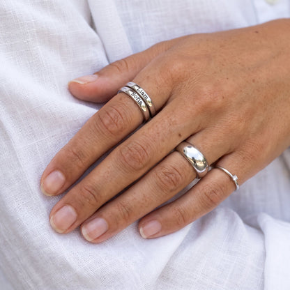 Anillo fino apilable con nombre – plata – combinado con otros anillos, puesto, primer plano