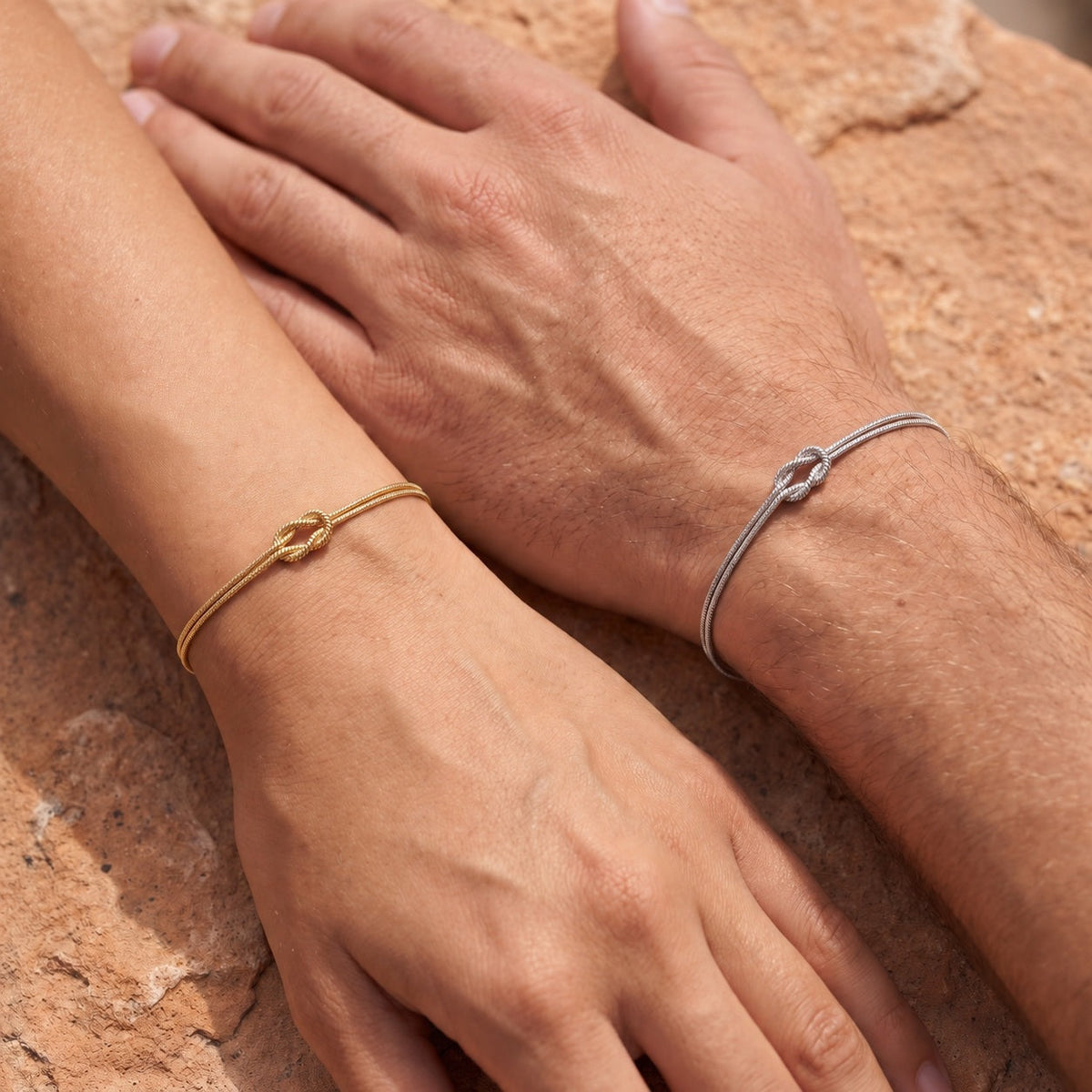 Pulsera de nudo eterno – oro y plata – puesta, primer plano