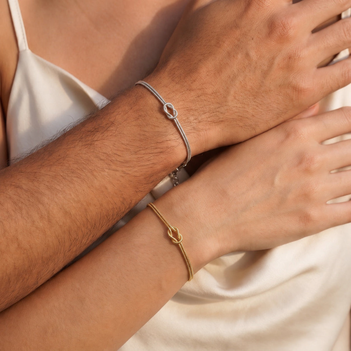 Pulsera de nudo eterno – oro y plata – puesta, primer plano 2