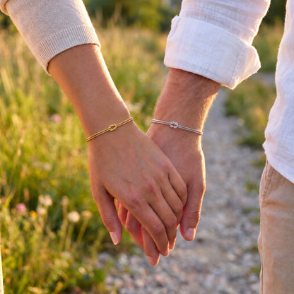 Pulsera de nudo eterno – oro y plata – pareja de la mano